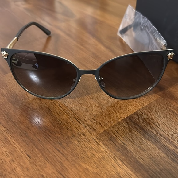 NEW Versace Sunglasses - Picture 3 of 5